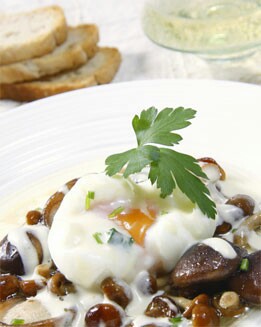 HUEVOS ESCALFADOS  CON SETAS DE PRIMAVERA