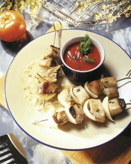 BROCHETAS DE BONITO CON SALSA DE TOMATE Y ALBAHACA