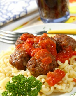 ALBÓNDIGAS CON TOMATE Y PASTA