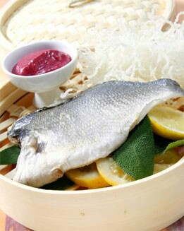 LOMOS DE DORADA AL VAPOR CON SALSA DE REMOLACHA