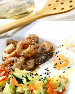 HUEVOS DE CODORNIZ CON VERDURAS Y GAMBAS