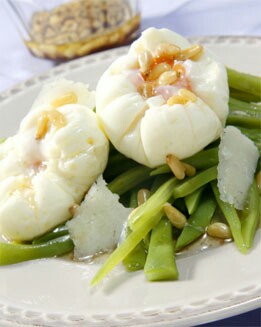 JUDÍAS VERDES CON HUEVOS ESCALFADOS