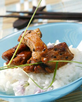 DADOS DE PAVO CON  SÉSAMO Y ARROZ BASMATI