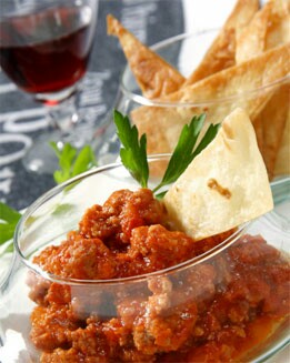 NACHOS CON SALSA PICANTE DE TERNERA