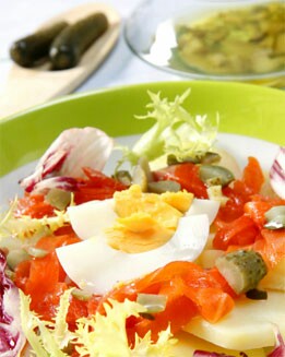 ENSALADA DE HUEVO, PATATA Y SALMÓN AHUMADO