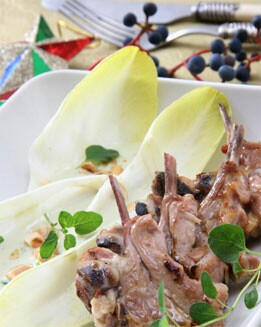 CHULETAS DE CORDERO CON ENDIBIAS AL ROQUEFOR