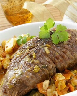 REDONDO  DE TERNERA CON PATATAS AL AJO
