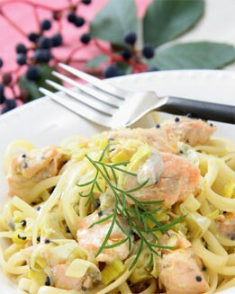 ESPAGUETIS CON SALTEADO DE SALMÓN Y HUEVAS