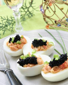 HUEVOS RELLENOS DE ENSALADA DE CANGREJO