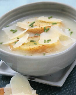 SOPA DE CEBOLLA CON QUESO PARMESANO