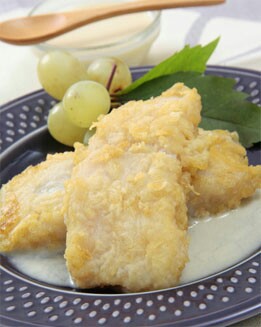 GALLO  REBOZADO CON  SALSA DE UVAS