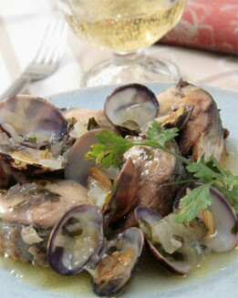 CABALLA  EN SALSA VERDE CON ALMEJAS