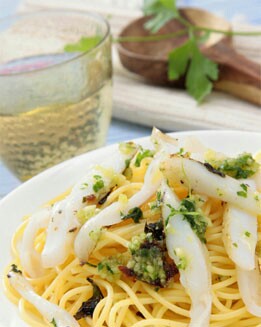 ESPAGUETI CON SEPIA Y SALSA PESTO