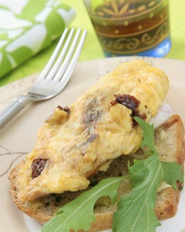 TORTILLA DE QUESO EMENTAL Y TOMATES SECOS