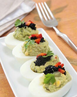 HUEVOS RELLENOS DE GUACAMOLE Y MAHONESA