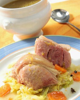CODILLO CON GUARNICIÓN DE REPOLLO