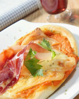 PIZZA DE QUESO TETILLA Y JAMÓN SERRANO
