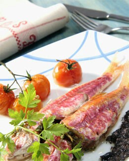 SALMONETES ASADOS CON TOMATES Y ACEITUNAS