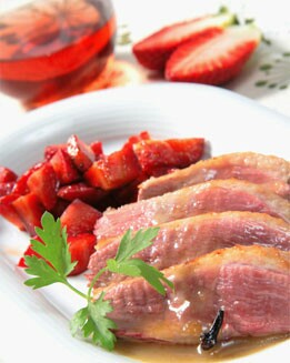 MAGRET DE PATO A  LA PLANCHA CON FRESAS