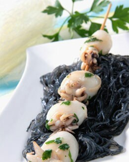 BROCHETAS DE SEPIA CON FIDEOS DE ARROZ