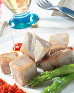 DADOS DE ATÚN CON EMULSIÓN DE PIMIENTOS