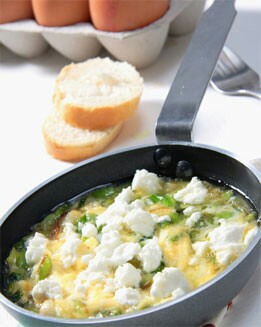 SARTÉN DE HUEVOS, AJETES Y QUESO DE CABRA