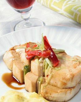 PECHUGA DE POLLO CON AJETES Y SALSA DE SOJA
