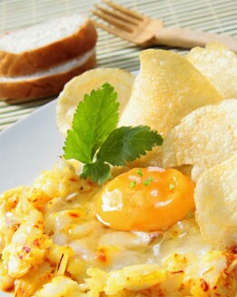 HUEVOS AL PLATO CON CONGRIO