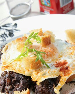 HUEVOS CON MORCILLA