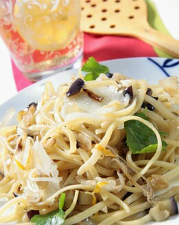 ESPAGUETI CON BERENJENA Y BROTES DE SOJA