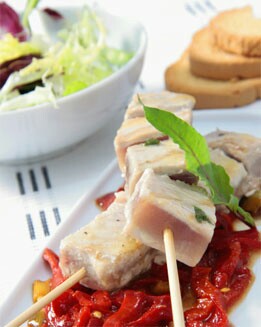 BROCHETAS DE ATÚN CON PIMIENTOS CONFITADOS