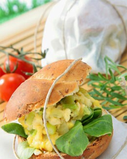 BOCADILLO DE REVUELTO DE AJETES