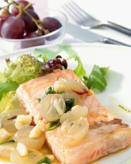 SALMÓN CON GUARNICIÓN DE UVAS