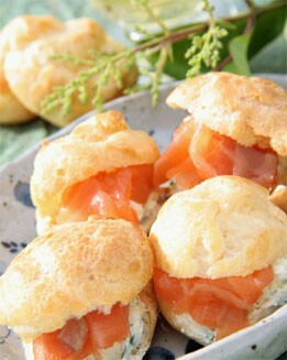 PROFITEROLES DE SALMÓN Y QUESO