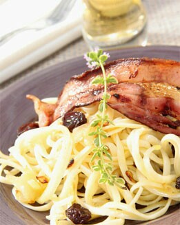 ESPAGUETIS CON BACÓN Y PASAS