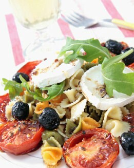 ENSALADA DE PASTA CON TOMATE  Y QUESO DE CABRA