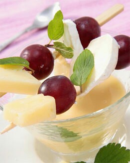 BROCHETAS DE QUESO Y UVA CON SALSA