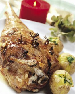 ASADO DE CORDERO CON GUARNICIÓN DE PATATAS