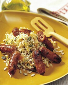 SALTEADO DE ARROZ CON REPOLLO Y SALCHICHAS
