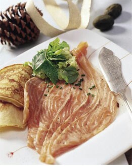 SALMÓN MARINADO CON ENSALADA VERDE Y BLINIS