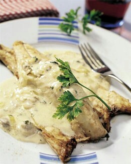 LUBINA CON SALSA BLANCA BERBERECHOS