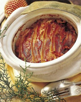TERRINA DE CARNE CON ENSALADA DE FRUTAS ROJAS