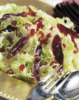 ENSALADA NAVIDEÑA DE ESCAROLA, GRANADAS Y PATO