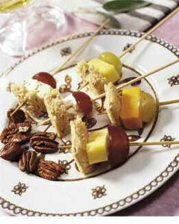 BROCHETAS DE QUESO, UVAS Y PAN DE CENTENO