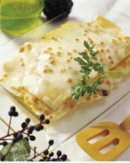 MILHOJAS DE VIEIRAS CON BECHAMEL DE HUEVOS Y CORAL