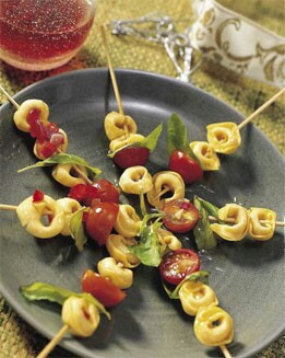 BOCADITOS DE TORTELLINI, TOMATITOS Y ALBAHACA