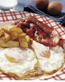 HUEVOS FRITOS CON PATATAS Y BACÓN
