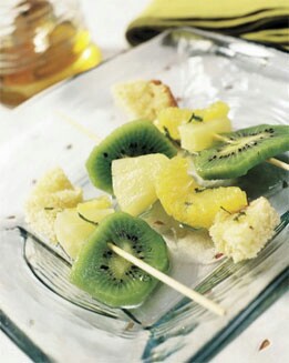 BROCHETAS DE FRUTAS Y BIZCOCHO