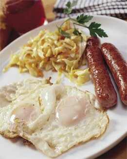 ENSALADA DE REPOLLO CON SALCHICHAS Y HUEVOS