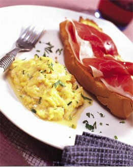 HUEVOS REVUELTOS CON TOSTA DE JAMÓN AL AJO